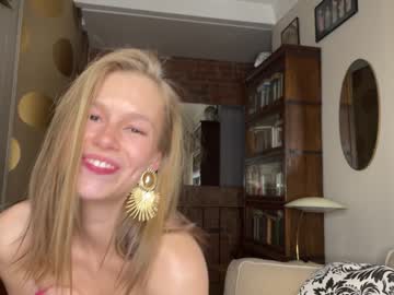 girl
        bush_mia cam image #1086113