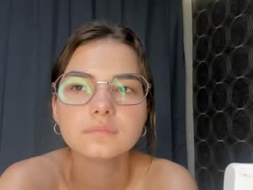 girl
        laurawhitea cam image #1664823