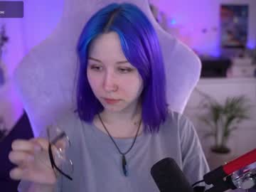 girl
        blue_mooncat cam image #2966332