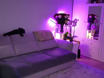 girl
        _blackbee_ cam image #975688