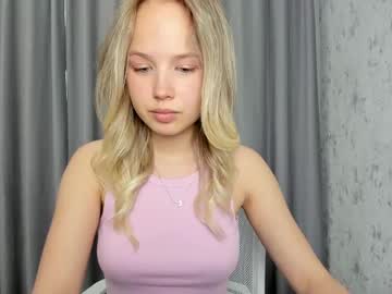 girl
        tenderness_18 cam image #4544761