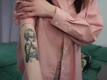 girl
        merylblackhurst cam image #4219401
