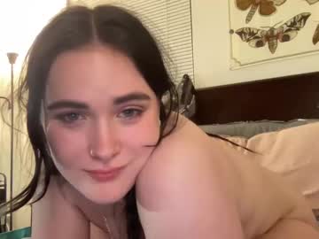 girl
        luciii_star cam image #1298332