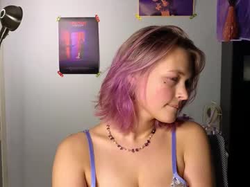girl
        new_purple cam image #4264364