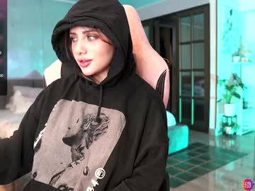 girl
        nina_mon cam image #4045657