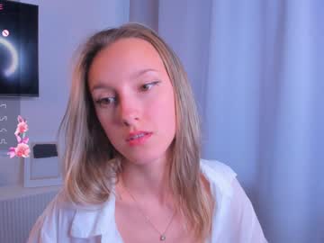 girl
        daisycast cam image #3103843