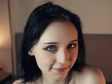 girl
        lynnabelow cam image #4124810