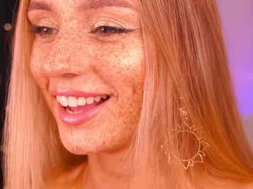 girl
        artease cam image #338056