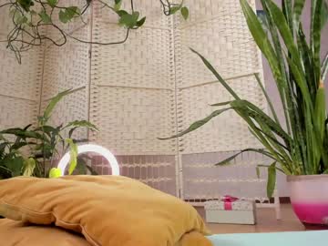 girl
        kunni_li cam image #763106
