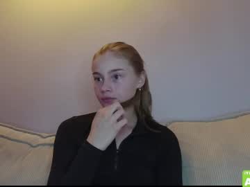 girl
        roxxxie_reid cam image #4508935