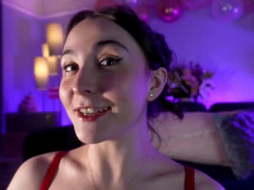 girl
        littlee33 cam image #3177436