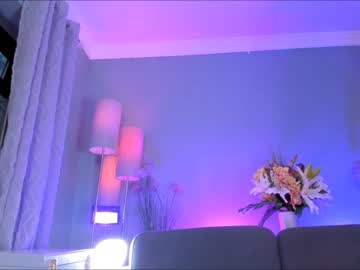 girl
        littlee33 cam image #1167191