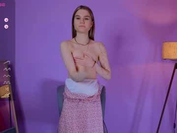 girl
        alisia_spinnet cam image #2036239