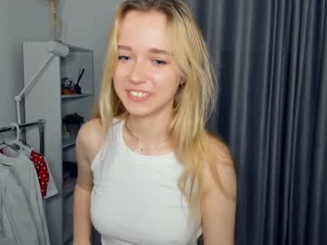 girl
        fresh_cherries cam image #1631718