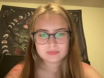 girl
        sarahmartin420 cam image #1235786
