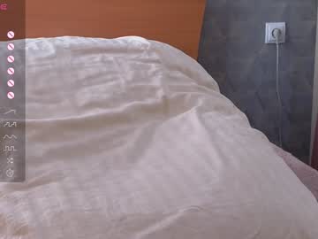 girl
        evasee cam image #3829608