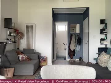 girl
        bloomyogi cam image #1606551
