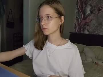 girl
        lowress cam image #4205766