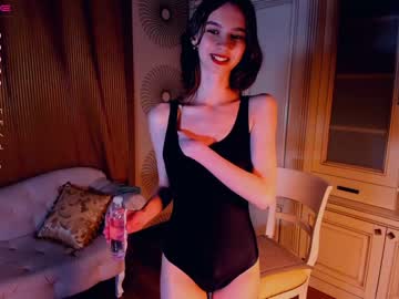 girl
        happiness_call cam image #784173