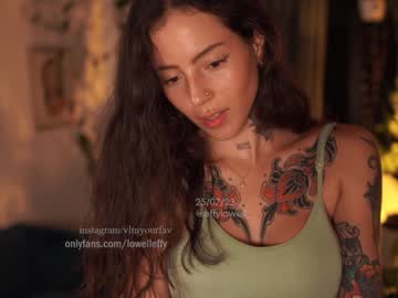 girl
        effylowell_ cam image #1364090