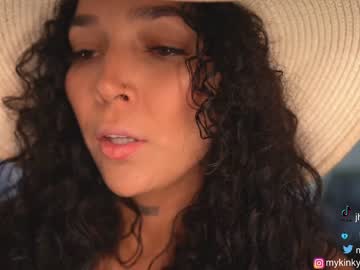 girl
        mykinkybunny cam image #1304290