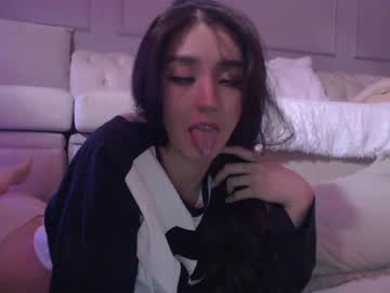 girl
        sarasuo cam image #1438227