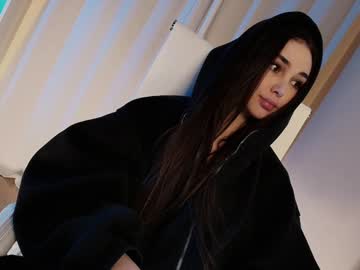 girl
        hollyextra cam image #4613987