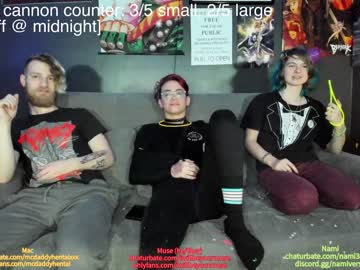 couple
        thecouchcast cam image #379185