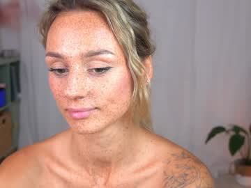 girl
        artease cam image #3127883