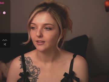 girl
        lucydelovely cam image #1839362