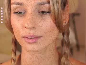 girl
        artease cam image #3764379