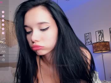 girl
        riskyproject cam image #3291139