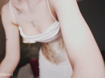 girl
        auddicted cam image #888074
