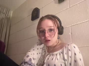 girl
        lavender_lune cam image #2326356