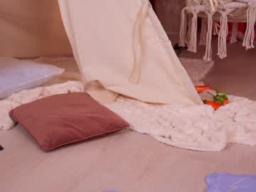 girl
        kittycaitlin cam image #4403368