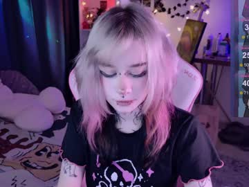 girl
        lollyshy__ cam image #3752440