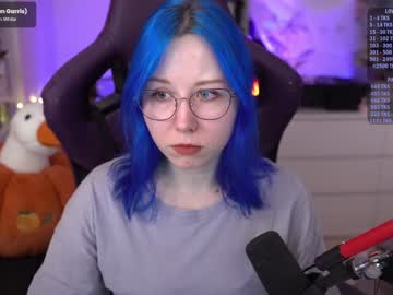 girl
        blue_mooncat cam image #3575415