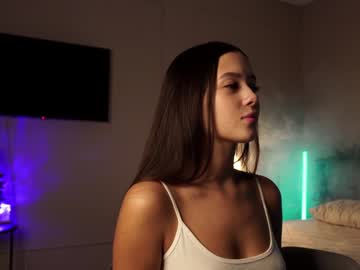 girl
        emilybatee cam image #4019320