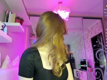 girl
        zoe__0 cam image #2494886