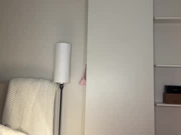 girl
        itsmellll cam image #3478549