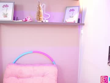 girl
        little_effy18_ cam image #4038686