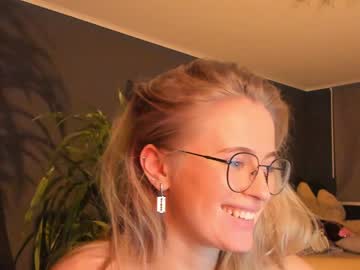 girl
        linellali cam image #79190