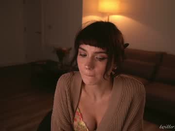 girl
        luna_ai cam image #2644757