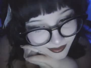 girl
        lottiepoppie cam image #2207451