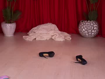 girl
        kittycaitlin cam image #4490449