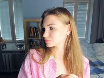 girl
        paradise_for_two cam image #3104703