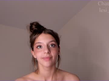 girl
        lesi_moon cam image #1618222