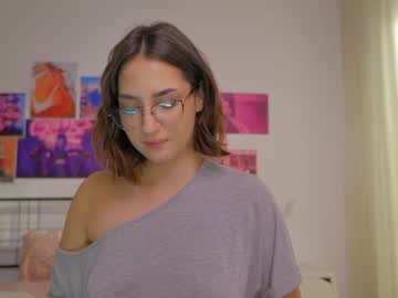 girl
        naalani cam image #3902508