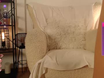 girl
        lucylia_ cam image #3952739