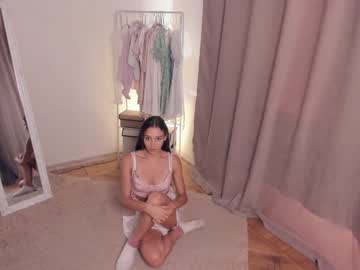 girl
        wave_of_happy_ cam image #1806340